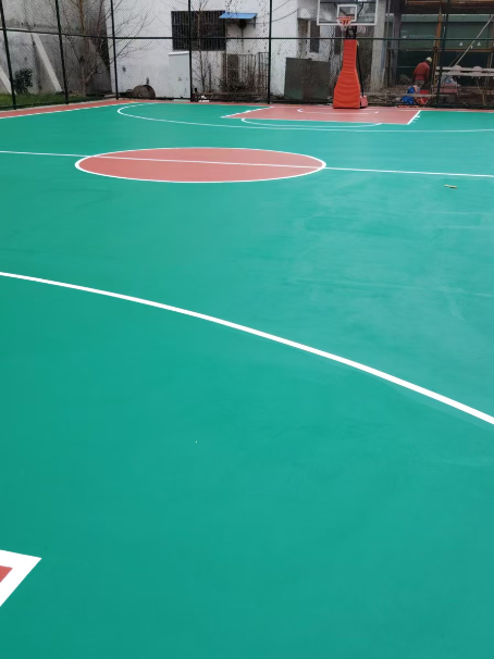 沈河 球场长期使用易出现地面开裂